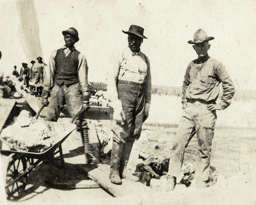 Building a levee, c. 1912 (Gladys Means Loyd and Family Papers, Mss. 3224) Building a levee, c. 1912 (Gladys Means Loyd and Family Papers, Mss. 3224)